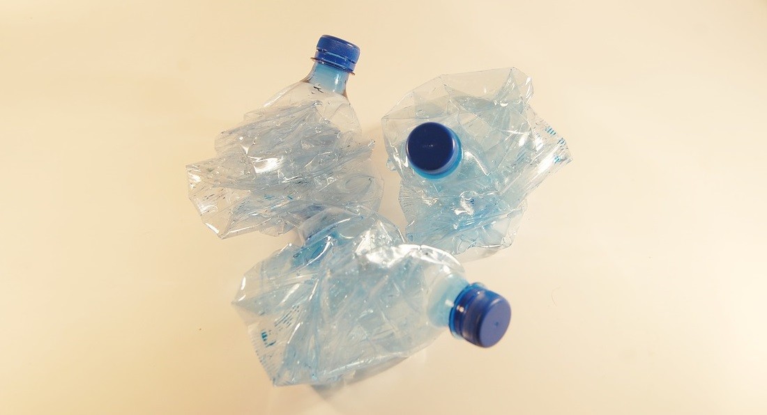 Studio sulla presenza di plastica nell’acqua in bottiglia